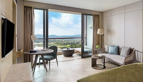 Suite, 1 King Bed, Club Lounge Access, Garden View