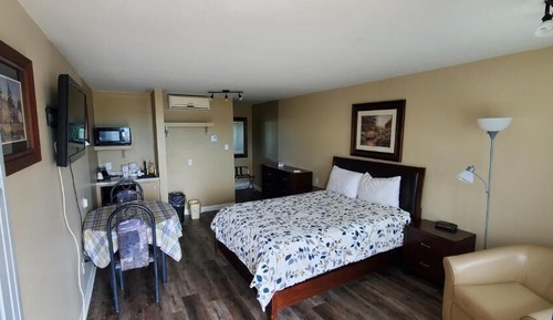 Comfort Room, 1 Queen Bed, Kitchenette (Puffin Pantry)