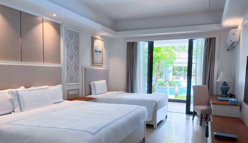 Deluxe Room, 1 King Bed, Pool Access
