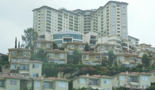 Apartment with Mountain View