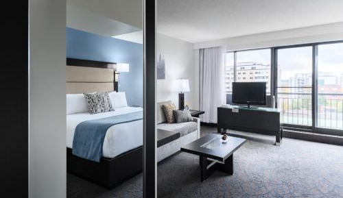 Bachelor Suite with One King Bed