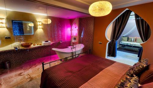 Deluxe Suite with Spa Bath