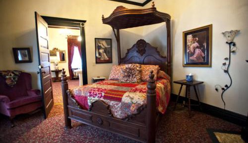 Deluxe Queen Suite