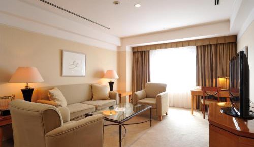 One-Bedroom Suite - Airport View - Non-Smoking