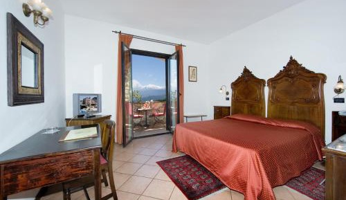 Double or Twin Room with Mountain View