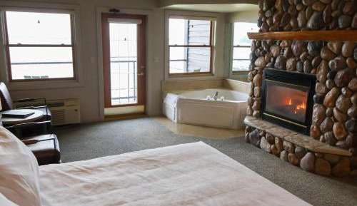 Lakeside Lodge King with Jacuzzi