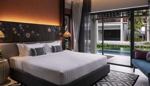 Deluxe King Room with Pool Access