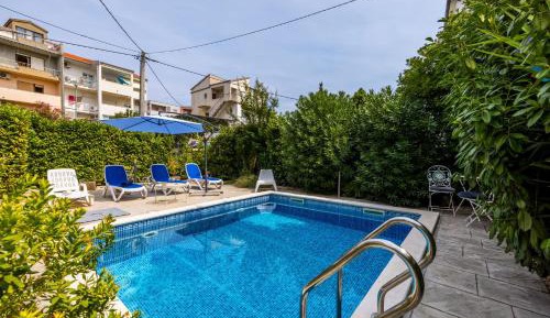 Apartment with Pool View 
