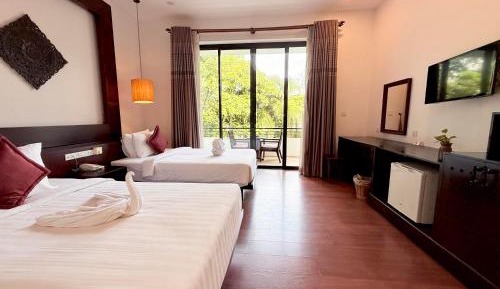 Landmark Twin With Balcony Pool View - Free Pick Up 