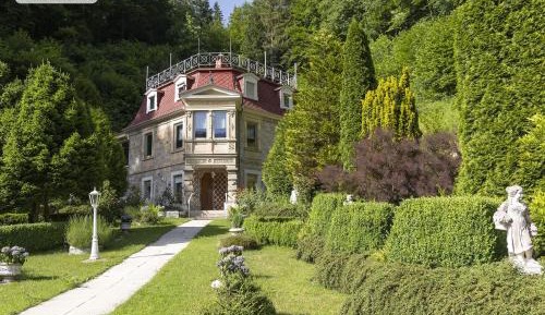 Villa with Garden View
