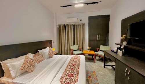 Deluxe Double Room (2 Adults + 1 Child)
