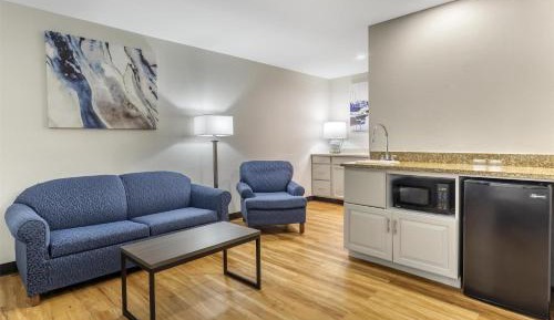 Queen Suite with Two Queen Beds and Sofa Bed - Non-Smoking