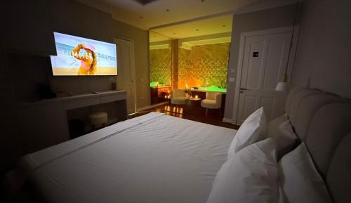 Deluxe Suite with Spa Bath