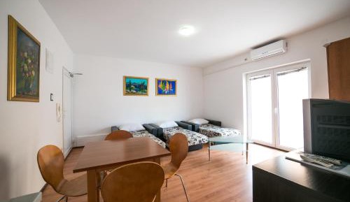 One-Bedroom Apartment with Balcony (5 Adults)