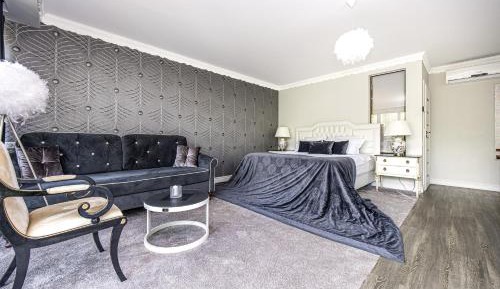 Queen Suite with Spa Bath