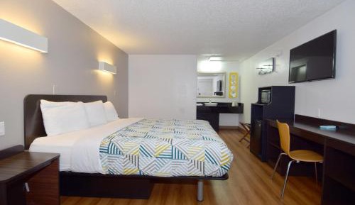 Deluxe King Room - Non-Smoking