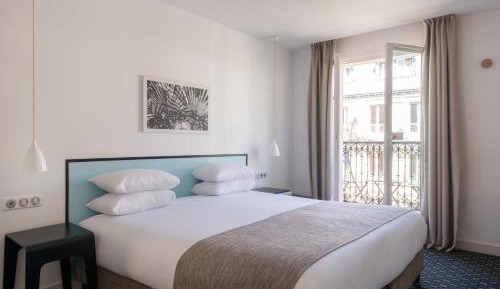 Room with Eiffel Tower View