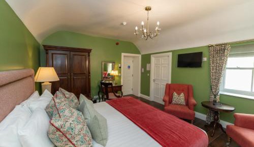Deluxe Queen Suite