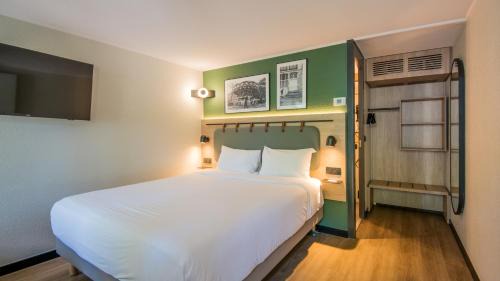 Standard Room - 1 Queen Bed