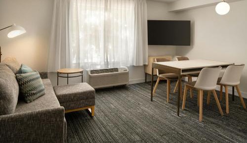 One-Bedroom Queen Suite with Sofa Bed and Adapted Tub - Mobility Accessible