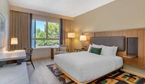 King Room with Roll-In Shower - Disability Access/Non Smoking/Interior Hall