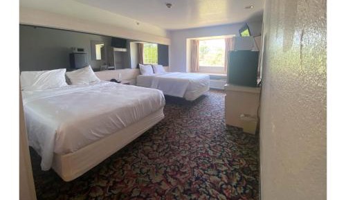 Queen Room with Two Queen Beds - Non-Smoking