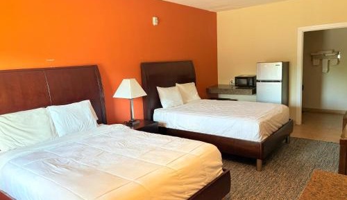 2 Queen Beds with Kitchenette