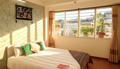 Four-Bedroom Apartment with Balcony 