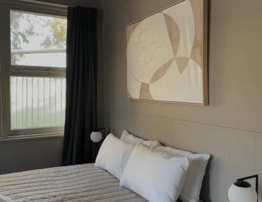 Queen room with 1 queen bed
