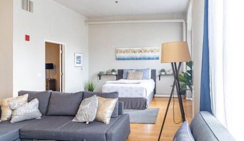 Deluxe Queen Suite