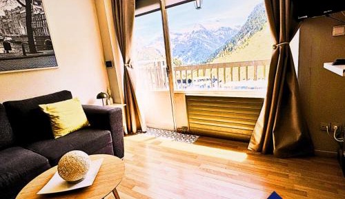 Apartment with Mountain View