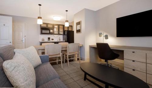 One-Bedroom Queen Suite