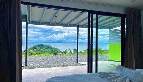 Deluxe One-Bedroom Apartment with Ocean View