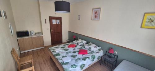 Queen Room with Shared Bathroom