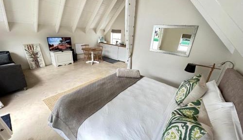 Queen Room with Pool View
