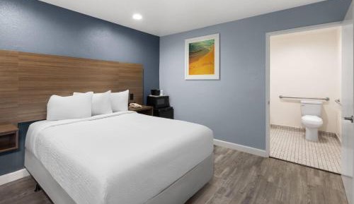 Double Room with Roll-In Shower - Mobility Accessible/Non-Smoking