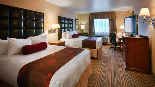 Queen Room with Two Queen Beds with Roll-In Shower - Disability Access/Non-Smoking