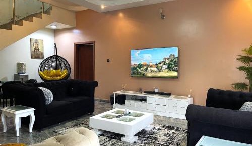 Four-Bedroom Deluxe Apartment