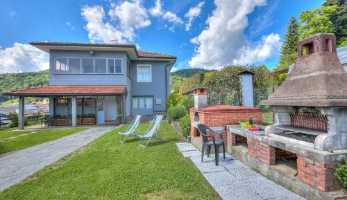 Apartment with Mountain View