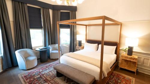 King Room with Roll-In Shower - Disability Access