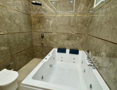 Suite with Hot Tub