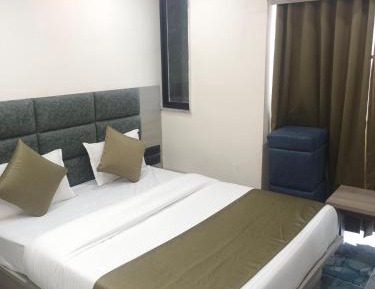 Deluxe Double Room (2 Adults + 1 Child)