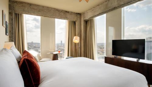 Roomy Corner - Skyline View