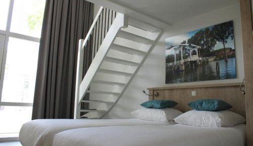 King Studio with Sofa Bed