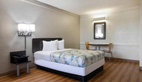 1 Queen Bed Smoking Kitchen