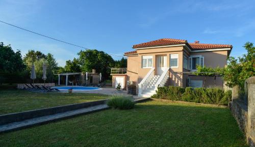 Apartment with Pool View 