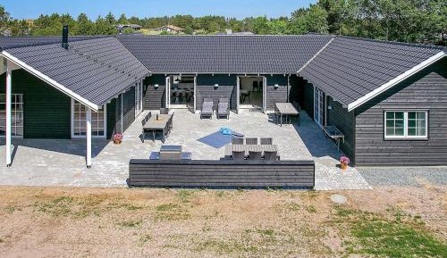 Ten-Bedroom Holiday Home
