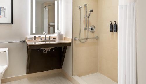 Traditional King Room with Adapted Tub - Mobility Accessible