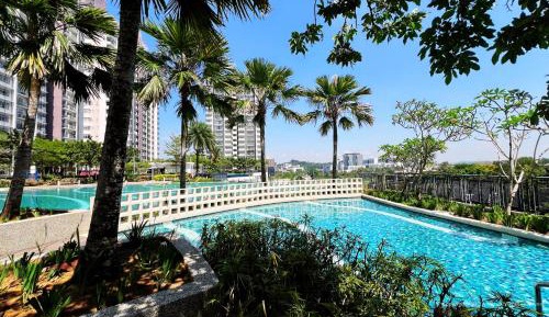 Three-Bedroom Apartment with Balcony