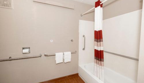 Deluxe King Room Disability Access Roll-ln Shower Non-Smoking